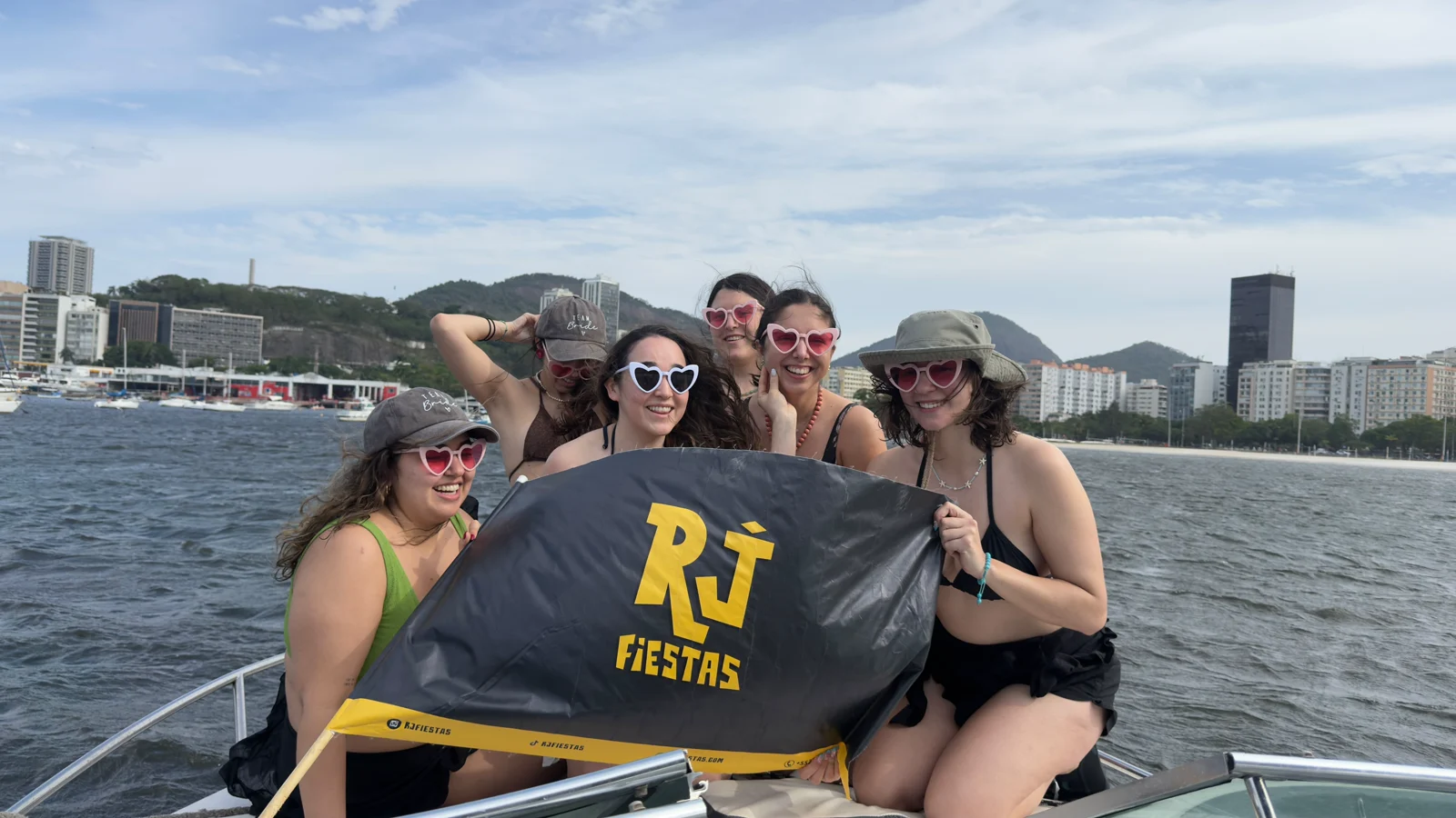 Grupo a bordo con la bandera de RJ Fiestas