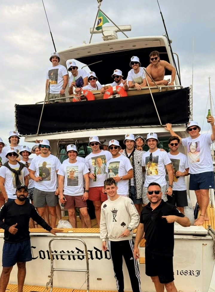 Grupo celebrando a bordo